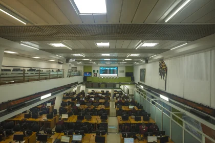Busy stock exchange trading floor with rows of screens