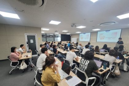 Students learning in a phone-free classroom with smartphones put away, illustrating a study on classroom bans and academic performance